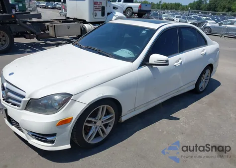 2013 Mercedes-Benz C-Class C 250 z USA, uszkodzony, nr VIN WDDGF4HB2DR267397